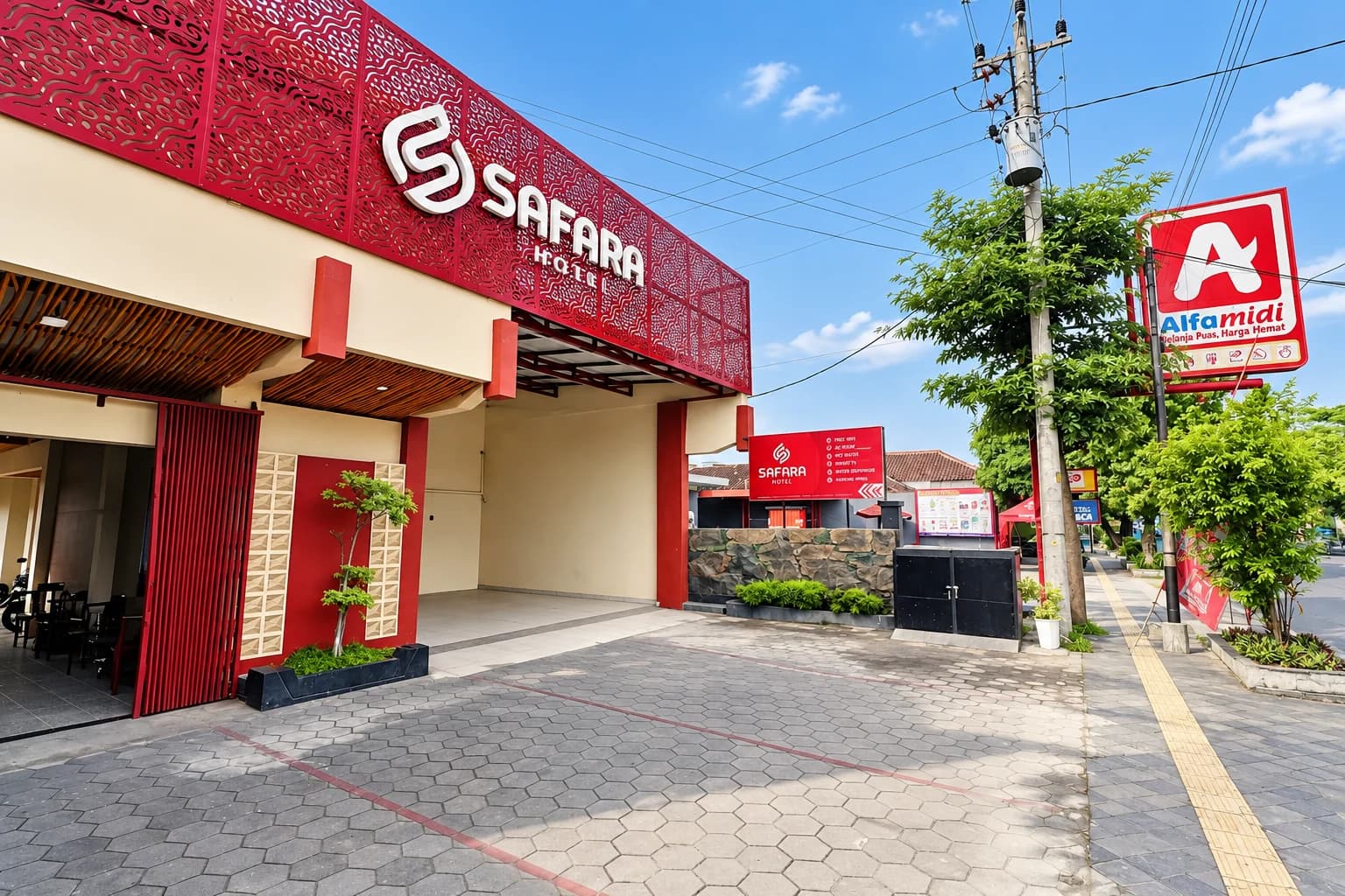 Tampak depan terbaru Safara Hotel Yogyakarta di Jalan Veteran