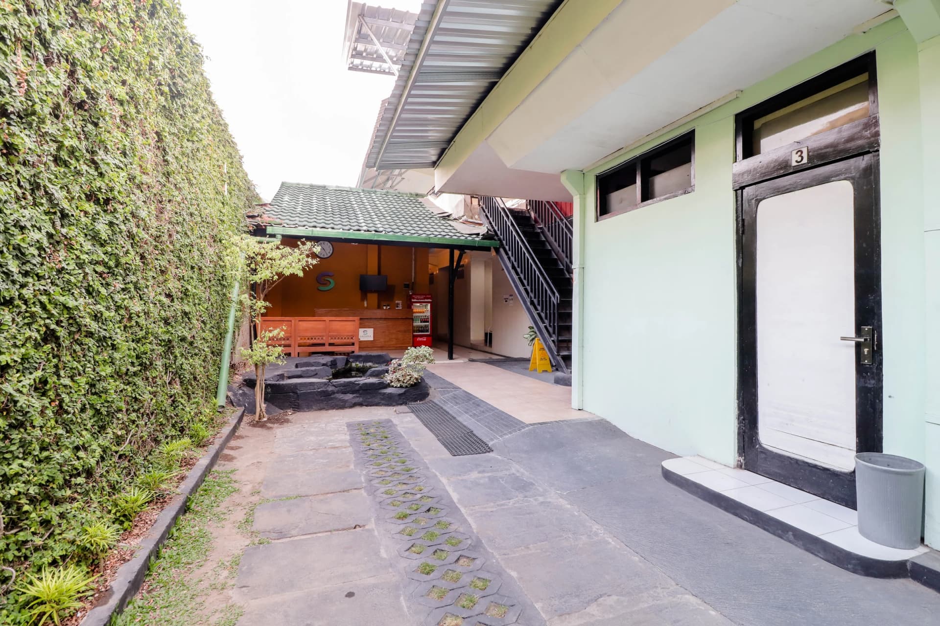 Koridor kamar yang rapi di Safara Hotel