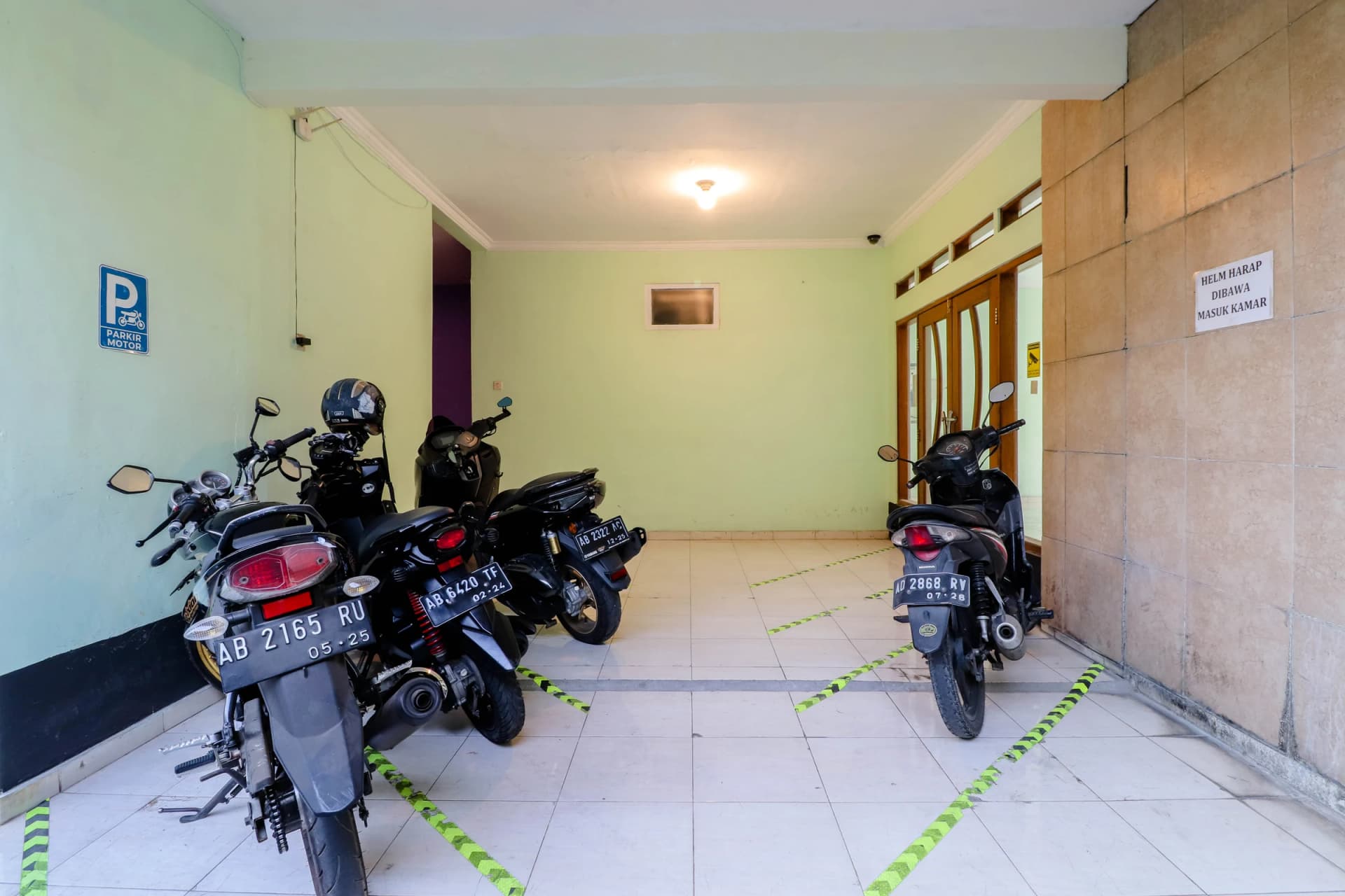 Area parkir Safara Hotel Yogyakarta