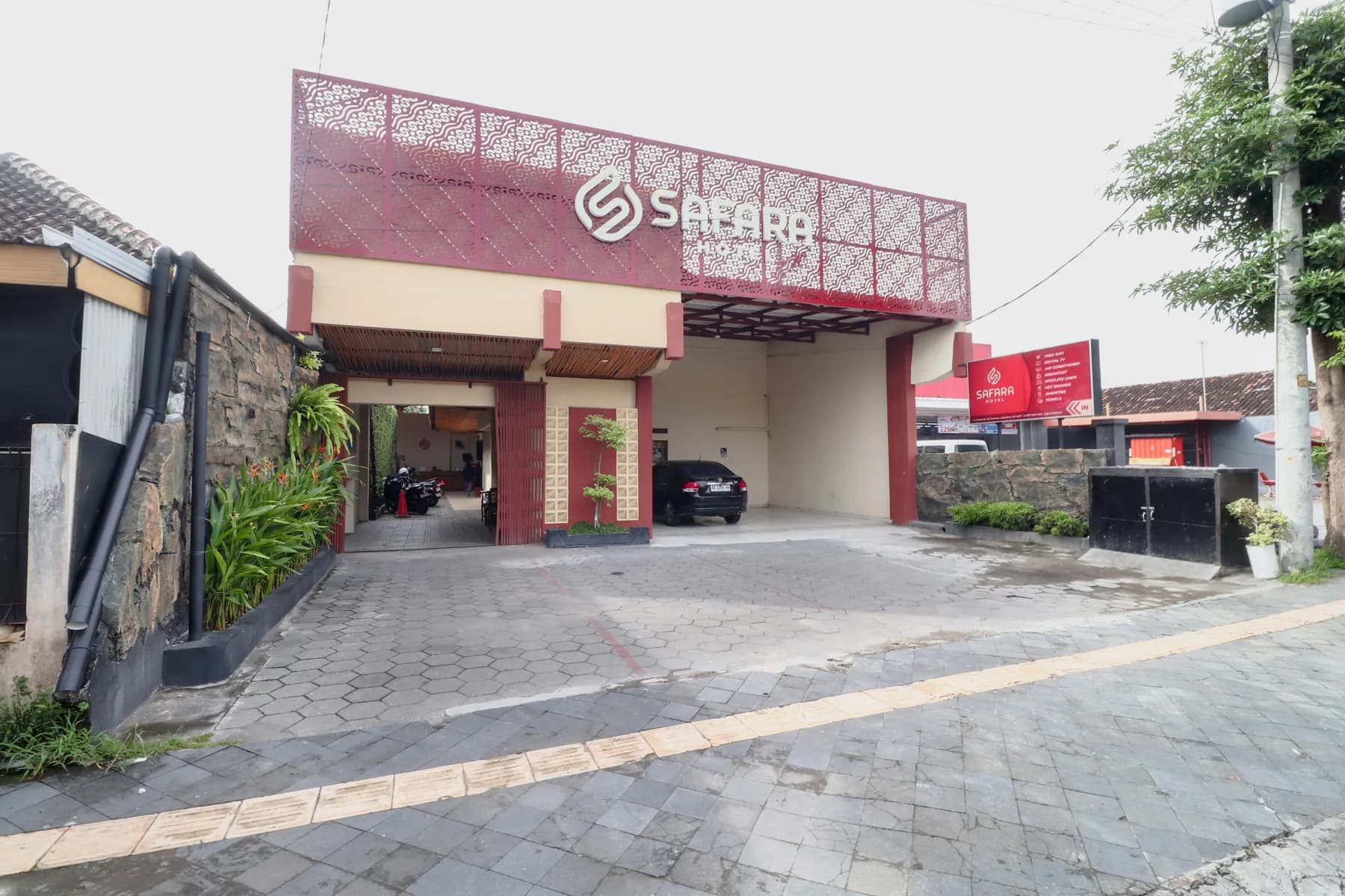 Tampak depan Safara Hotel Yogyakarta dan area masuk kendaraan
