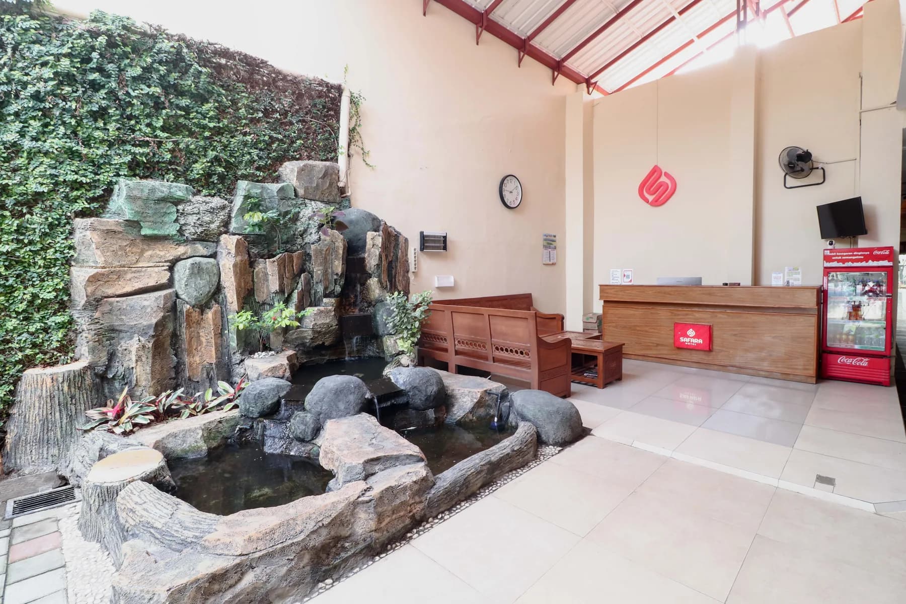 Lobi Safara Hotel dengan area taman air dan resepsionis