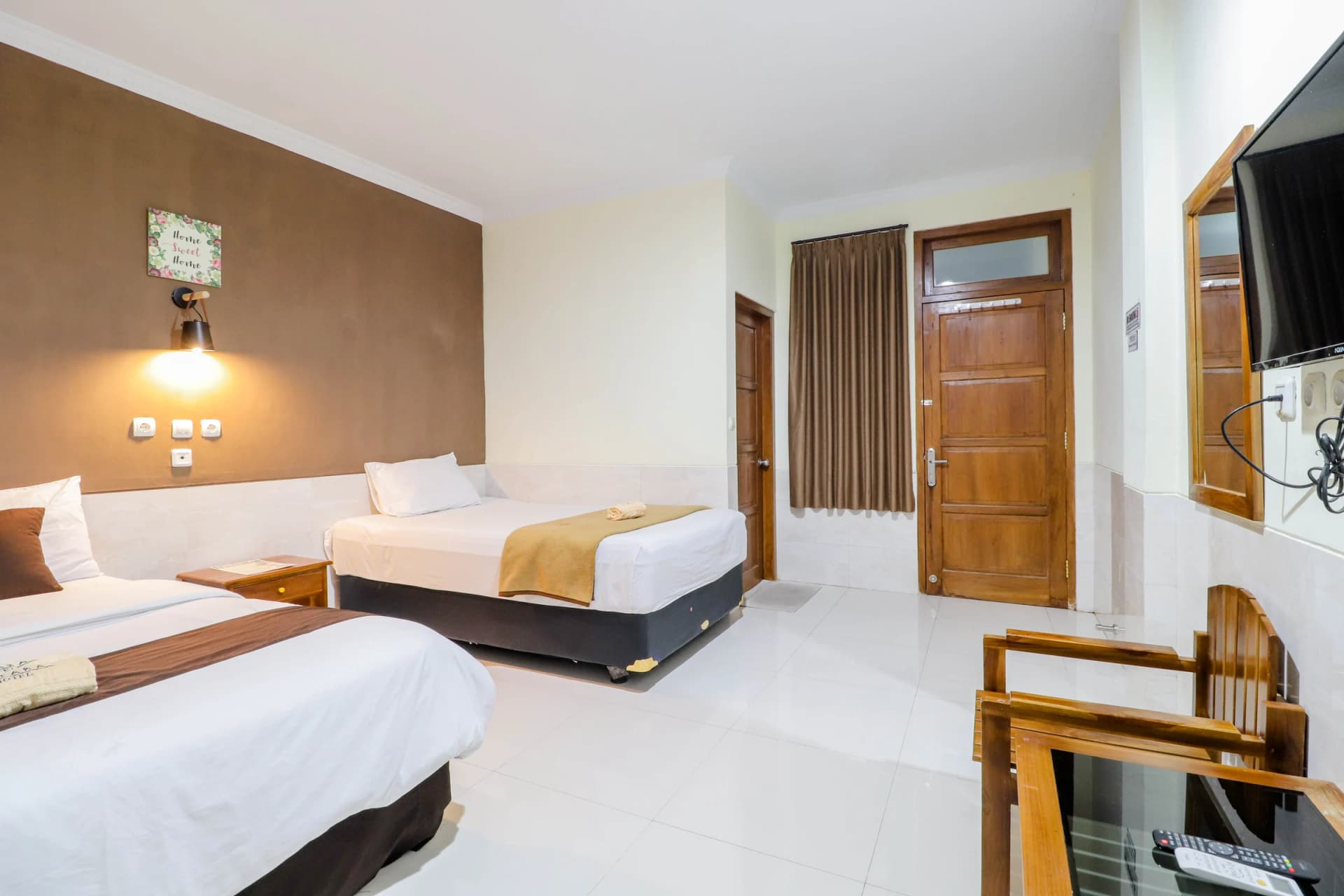 Fasilitas di dalam kamar Deluxe Safara Hotel