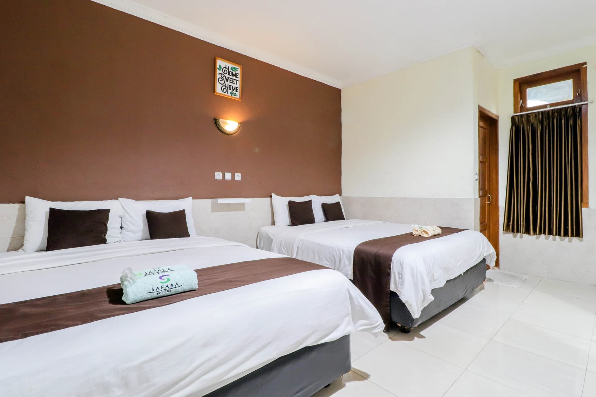 Tempat tidur luas di kamar Family Safara Hotel