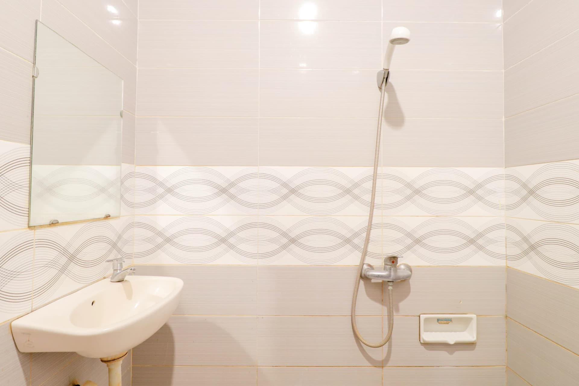 Kamar mandi dalam kamar Family Safara Hotel