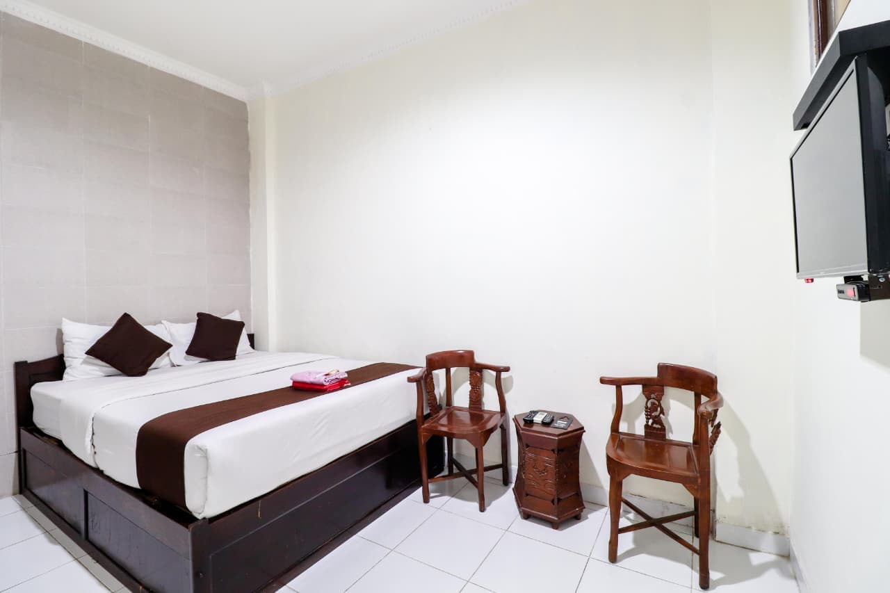 Kamar Standard Double dengan televisi dan area duduk