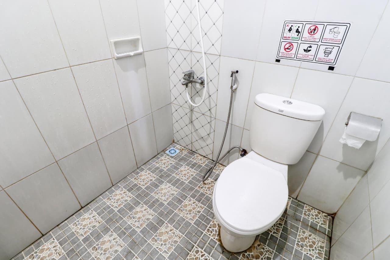 Kamar mandi Standard Double Safara Hotel dengan shower dan toilet