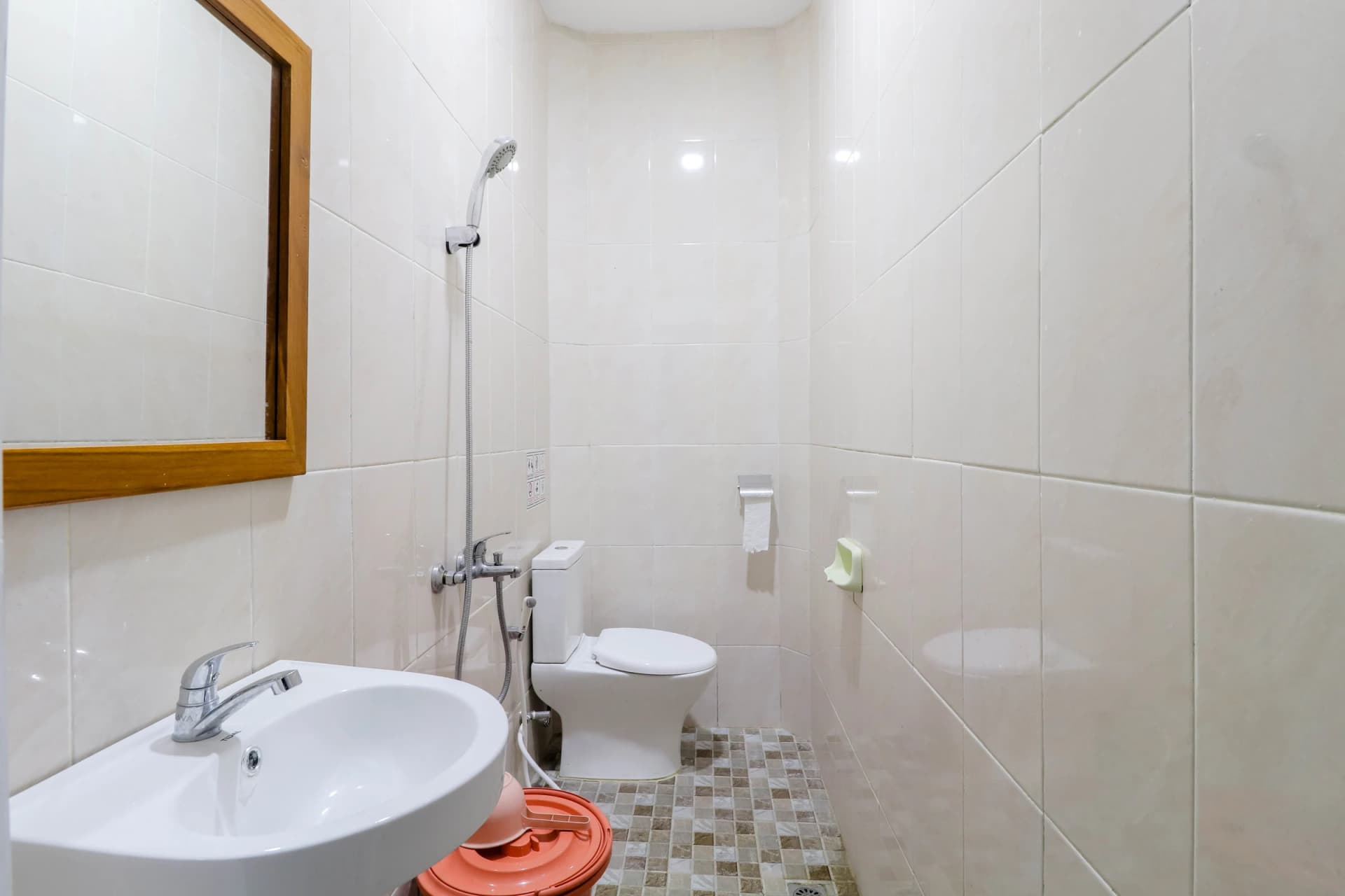 Kamar mandi dalam kamar Standard Twin
